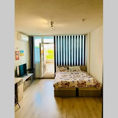 Large Studio In Studentski Grad With Huge Terrace アパート ソフィア
