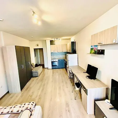 Large Studio In Studentski Grad With Huge Terrace ソフィア